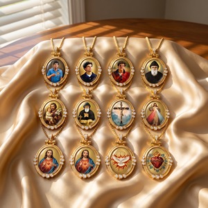 Regalo de Confirmación Católica, Colgante Ovalado de Latón Esmaltado a Mano con Imitación de Perla y Paloma del Espíritu Santo - Product Image 5