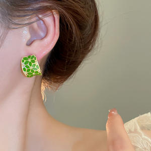 Bonitos pendientes de moda minimalistas, joyería de verano, flor verde, pendientes de tuerca en forma de C para mujer - Product Image 6