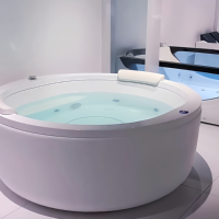 Baignoire de massage à remous en acrylique moderne pour 2 personnes avec jets dissimulés, lumière LED et drain intégré, idéale pour les spas familiaux