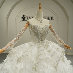 Vestido de Novia de Lujo Moderno GT26020, Sin Tirantes, Color Marfil, con Encaje, Flores de Cristal, Volantes, Estilo Imperio, con Cola - Product Image 5