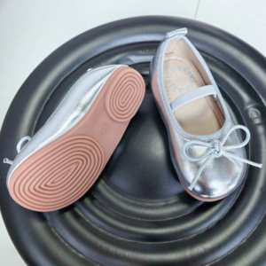 Ballerine in Pelle Scamosciata per Bambine Primavera/Autunno 2026 Nuova Collezione - Stile Principessa - Colore Argento con Suola Morbida e Chiusura in Velcro - Product Image 5