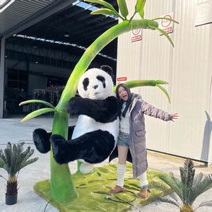 Modèle de simulation réaliste de panda en bambou à câliner - Décoration d'exposition commerciale en métal pour intérieur, idéal pour centres commerciaux et parcs à thème - Product Image 2