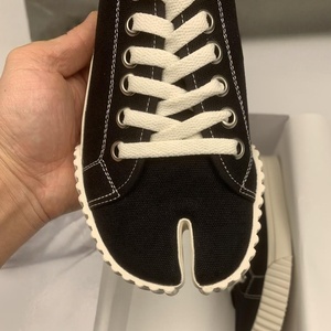 รองเท้าผ้าใบเดนิมแบบผูกเชือก ดีไซน์เฉพาะตัว สีดำ รองเท้าเดินพื้นเรียบ ระบายอากาศได้ดี กันลื่น สวมใส่สบาย เหมาะสำหรับทุกเพศ - Product Image 4