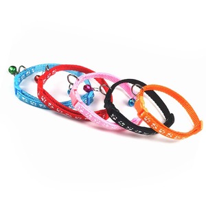Collar de nailon ajustable con estampado de pata multicolor para perros y gatos con campana - Product Image 4