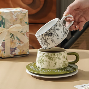 Taza de café de cerámica de 250 ml con diseño vintage de rosas, con platillo y caja de regalo para presentaciones. - Product Image 1