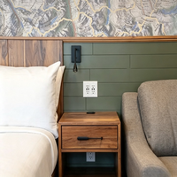 Ensemble de meubles de chambre personnalisés en placage moderne pour appartement, villa, hôtel, avec tête de lit en bois, lit avec sommier et table de chevet, pour chambre d'hôtes FF&E