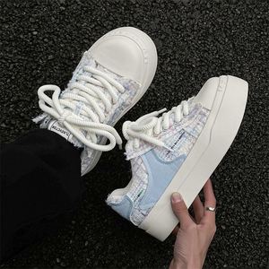 Chaussures de skate décontractées polyvalentes pour hommes, collection Printemps 2026, en toile noire et blanche, à plateforme rehaussante, confortables, à bout épais, style niche - Product Image 3