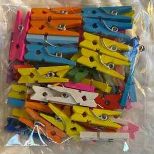 Mini Pinzas Decorativas para Fiestas, Pinzas de Madera Coloridas para Manualidades, Pinzas para Fotos, Pinzas de Madera de Colores - Product Image 4
