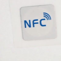 Étiquettes adhésives RFID NFC 13,56 MHz sur mesure (puces TAG213/TAG215/TAG216) étanches pour la traçabilité des cartes de visite et des produits intelligents