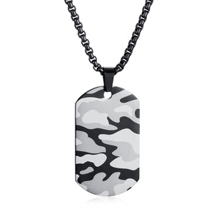 Pendentif militaire camouflage en acier titane noir, blanc et gris, tendance et unique pour homme, personnalisable et de niche - Product Image 5