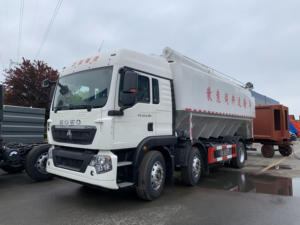 Camion de transport de fourrage en vrac de 30 m³ à 3 essieux pour aliments pour volailles, avec vis sans fin électrique pour la livraison en ferme avicole - Product Image 2