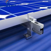 Système de fixation de panneaux solaires pour toiture métallique avec rail en aluminium, pied en L et pince solaire