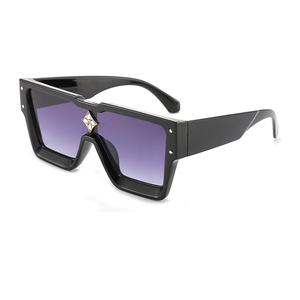 Nouvelles lunettes de soleil tendance pour femmes, style carré, monture large, dessus plat, design monobloc, en stock - Product Image 1