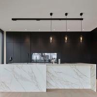 Moderne Schwarze Küchenschränke aus Massivholz mit Edelstahlkorpus, Marmortisch und Wasserhahn - für Direktes Speisen im Schrank