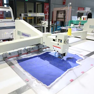 Enkele Kop Automatische Cnc Naaimachine Met Lasersnijden Apparaat Voor Kledingstuk Fabriek