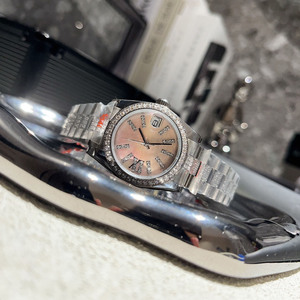 Montre classique à cadran argenté avec un saphir serti de diamants étincelants, lunette finie à la main, bracelet en acier inoxydable poli - Product Image 6
