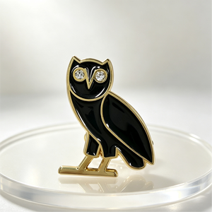 Épinglette en émail souple plaquée or avec <span class=keywords><strong>logo</strong></span> personnalisé, motif <span class=keywords><strong>hibou</strong></span> noir minimaliste de haute qualité - Product Image 1