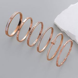 Brazalete de acero inoxidable para mujer, transfronterizo, con diamantes completos, diseño hueco de Joker, moderno, con engaste de bisel de corte ovalado y números romanos. - Product Image 1