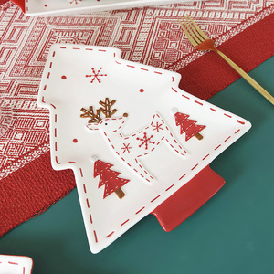 Assiette en céramique en forme de sapin de Noël nordique avec motif de rennes et de Père Noël en 3D, plateau à dessert en porcelaine, plat de service pour collations de Noël - Product Image 1