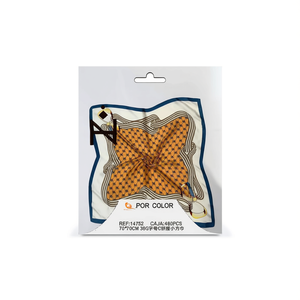 Sciarpa Quadrata con Lettera C Colorata 70x70cm 38g, Stampa alla Moda Multifunzionale per Donne e Uomini - Product Image 1