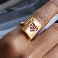 Bague ouverte vintage en acier inoxydable plaqué or 18 carats avec zircon cubique rouge, motif cœur de cartes à jouer, bijoux pour femmes, vente en gros OEM