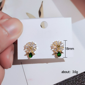 Orecchini a lobo Daisy da donna con pietra verde, stile minimalista, gioielli alla moda per le orecchie - Product Image 5