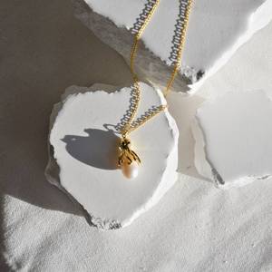 สร้อยคอรูปสัตว์ทะเล ชุบทอง 18K ทำจากทองเหลืองประดับมุกน้ำจืดทรงบาโรก รูปปลาหมึก แมงกะพรุน และปลาเป่าลม - Product Image 3