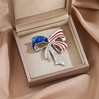 Broche en forme de drapeau américain, épinglette en émail rouge, blanc et bleu avec cristaux pour le 4 juillet