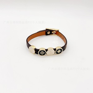 Pulsera clásica <span class=keywords><strong>de</strong></span> cuero con monograma y flor <span class=keywords><strong>de</strong></span> cuatro hojas para parejas y hombres, pulsera <span class=keywords><strong>de</strong></span> cuero con monograma, joyería <span class=keywords><strong>de</strong></span> la marca Lao Lv - Product Image 3
