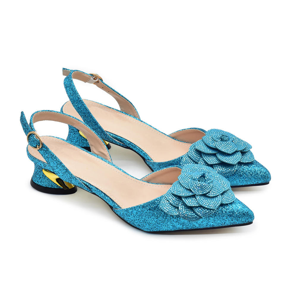 รองเท้าสีฟ้า