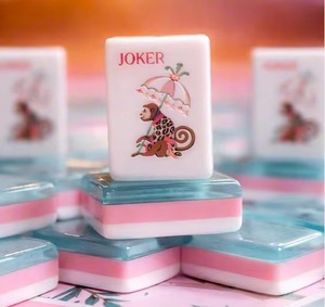 Tuiles de mahjong américaines de luxe en acrylique à 3 couches, 160 pièces |   Ensemble de Mahjong personnalisé OEM au design rose pastel et turquoise pour les jeux de casino - Product Image 2