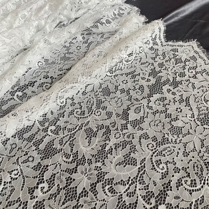 Tessuto <span class=keywords><strong>in</strong></span> <span class=keywords><strong>Pizzo</strong></span> Chantilly Francese all'Ingrosso Economico <span class=keywords><strong>con</strong></span> <span class=keywords><strong>Bordo</strong></span> Ondulato Stile Elegante Alta Qualità 100% Poliestere per Borse - Product Image 4