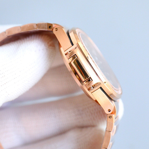 Montre pour femme haut de gamme en or rose, lunette entièrement sertie de diamants, cadran ondulé vert olive, fenêtre de date, élégante pour tous les jours et les soirées - Product Image 4