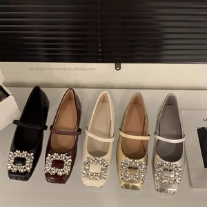 Venta al por mayor de fábrica: Nuevos zapatos de tacón cuadrado con pedrería en rojo y plateado para mujer - Product Image 3