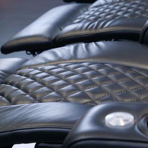 Fauteuil inclinable italien moderne pour cinéma maison entièrement noir Accoudoirs électriques en métal massif Mobilier de cinéma alimenté par massage en cuir véritable - Product Image 6