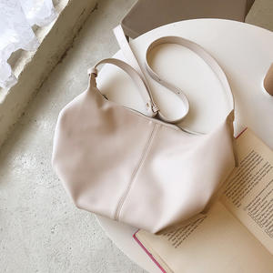 Bolso coreano minimalista plisado tipo dumpling, color blanco roto, con una sola correa y cierre de cremallera, para uso diario, como bolso de hombro o bandolera. - Product Image 2