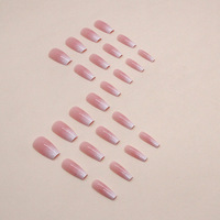 Uñas postizas de cobertura completa, rosa nude, medianas, estilo ataúd, con efecto degradado plateado y purpurina fina, hechas a mano.