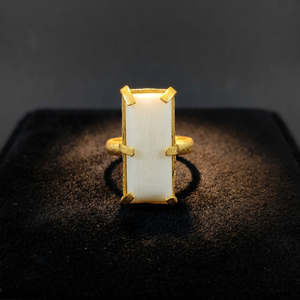 SOUMYA CREATIONS Anillo de Piedra Lunar Arcoíris Chapado en Oro de 24K con Gema de Corte Esmeralda y Engaste de Bisel, Patrón de Ojo de Latón, Regalo Unisex - Product Image 4