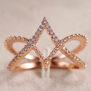 Anello creativo a forma di rombo per donna, design intarsiato a forma di V incrociata, gioielli alla moda - Product Image 6