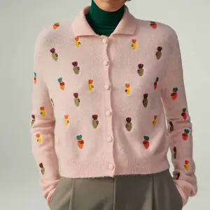 2023新款羊毛混纺针织女式开衫粉色胡萝卜刺绣针织外套毛衣