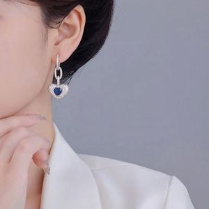 Pendientes de Botón de Oro Chapado de Alta Calidad, Estilo Ligero y Lujoso, Personalizados con Cristal Azul Zirconia, Regalo para Mujer - Product Image 4