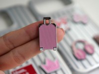 En gros Megasun Pins en émail mignons et féminins, adhésifs 3M, en zinc et fer, avec logo personnalisé, motif Couronne de Reine rose, Fleur de Plumeria, forme irrégulière