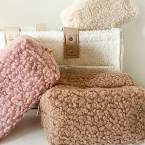 Bolsa de cosméticos de lana de cordero, éxito de ventas transfronterizo, bolsa de almacenamiento para cosméticos de viaje y artículos pequeños, gran capacidad, lana de peluche. - Product Image 3