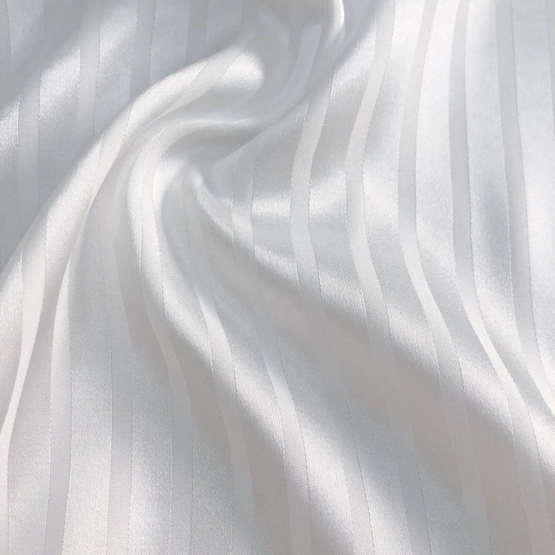 Vente en gros 150 GSM blanc uni, tissu à rayures en Satin, Polyester coton jackqauds 3CM Satin rayé blanc literie tissu/