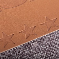 Étiquettes de vêtements personnalisées en cuir PU, fabriquées en usine, avec logo en relief, découpées au laser, lavables, pour vêtements et sacs