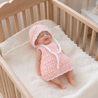 Poupée Reborn en Silicone Intégral de 6 Pouces, Bébé Endormi avec Bonnet au Crochet et Barboteuse à Bordure Blanche, Poupée Nouveau-né pour Jeu d'Imitation