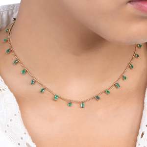 Collier en or pur 14 carats élégant avec émeraude verte naturelle en gros Collier à breloques en forme de mélange avec pierres précieuses et émeraudes multiples - Product Image 3