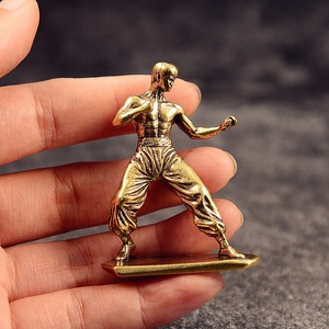 1 pièce, objet de décoration créatif pour la maison, <span class=keywords><strong>Kung</strong></span> <span class=keywords><strong>Fu</strong></span> chinois, <span class=keywords><strong>Bruce</strong></span> <span class=keywords><strong>Lee</strong></span>, en laiton, mini objet de décoration de bureau personnalisé, cadeau - Product Image 1