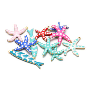 Amuleto Marino de Pez Largo con Esmalte de Doble Cara |   Colgante de Acero Inoxidable Chapado en Oro PVD con Diseño de Océano para la Creación de Joyas, Pulseras y Collares - Product Image 1