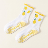 Chaussettes de Pilates personnalisées pour femmes avec logo, antidérapantes, tricotées, à grip en silicone, pour yoga, avec design antidérapant et bordure brodée à volants